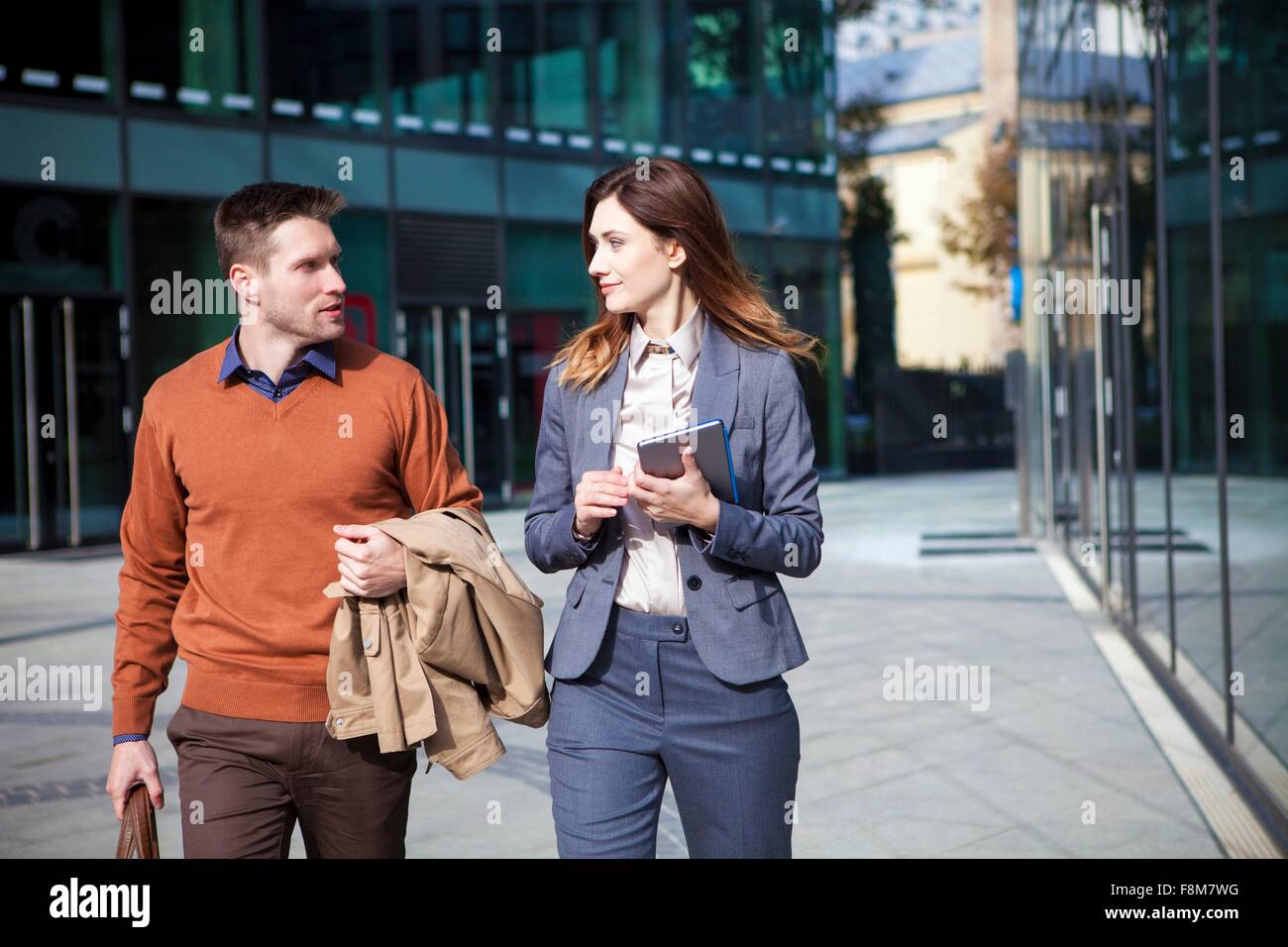 Lässige Geschäftsmann und Frau auf Weg zur Arbeit Stockfoto