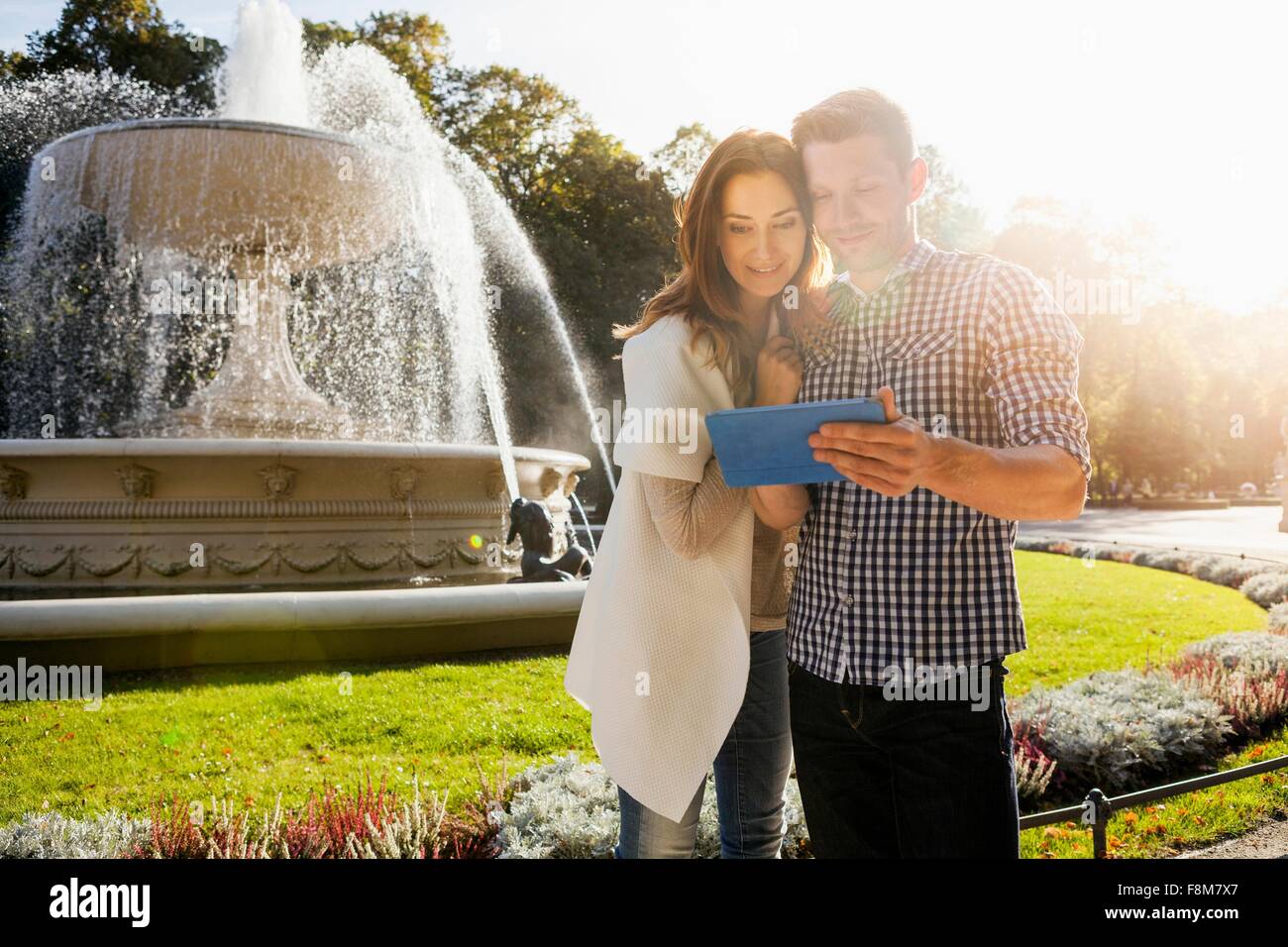 Paar mit digital-Tablette im park Stockfoto
