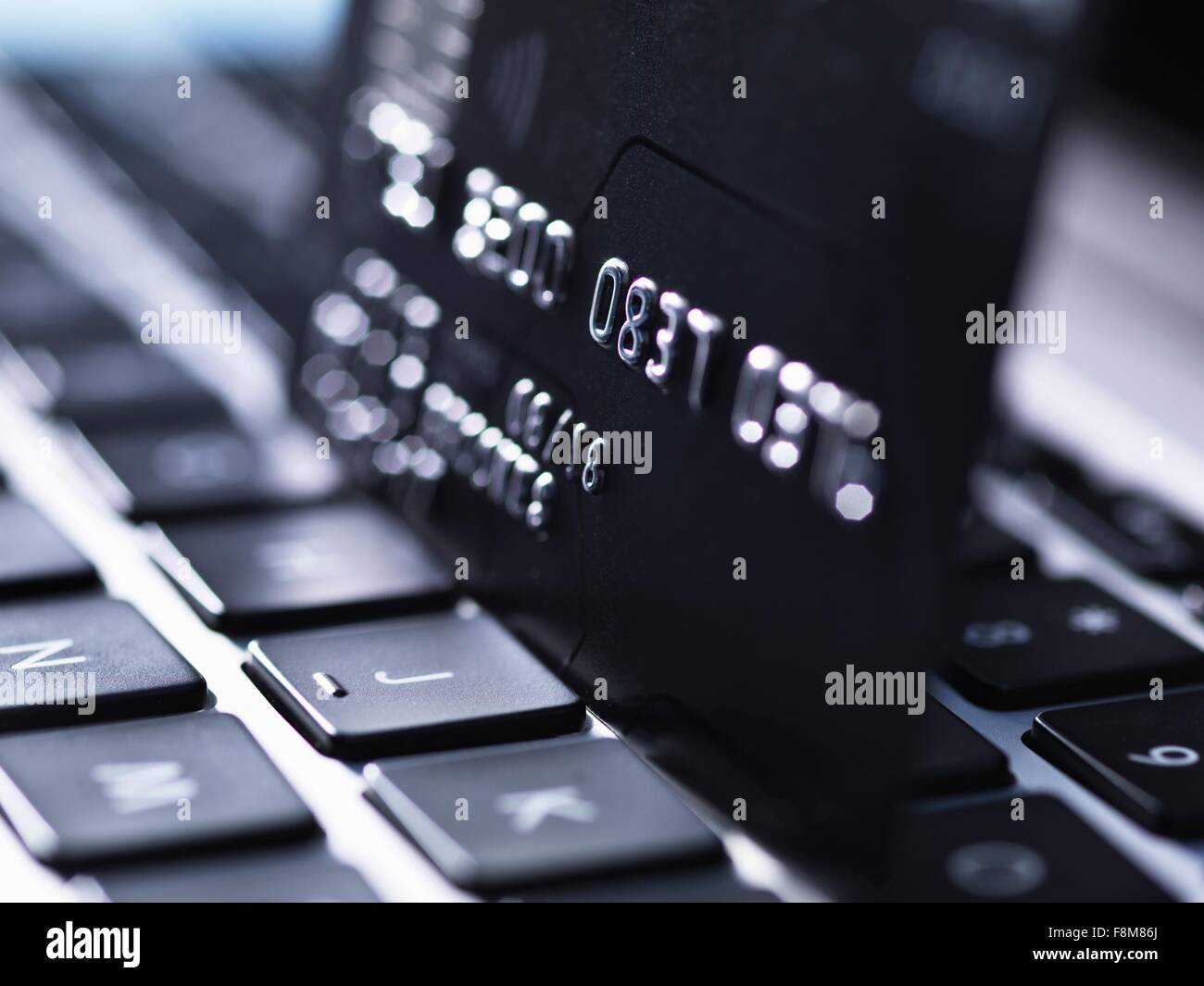 Nahaufnahme eines schwarzen Kreditkarte stehen auf Computer-Tastatur Stockfoto
