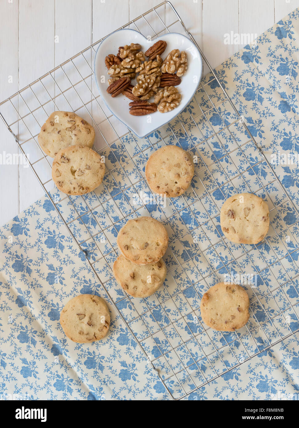 Ahorn, Walnuss und Pecan Cookies auf ein Backblech, Muttern in ein Herz geformt Schüssel. Stockfoto