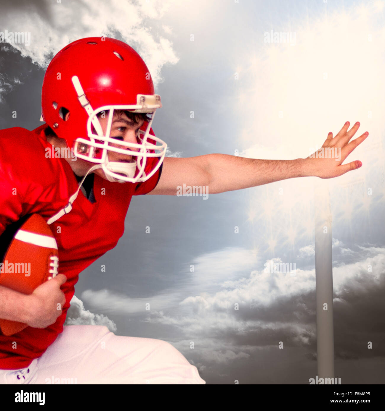 Zusammengesetztes Bild des american Footballspieler mit dem Ball springen Stockfoto