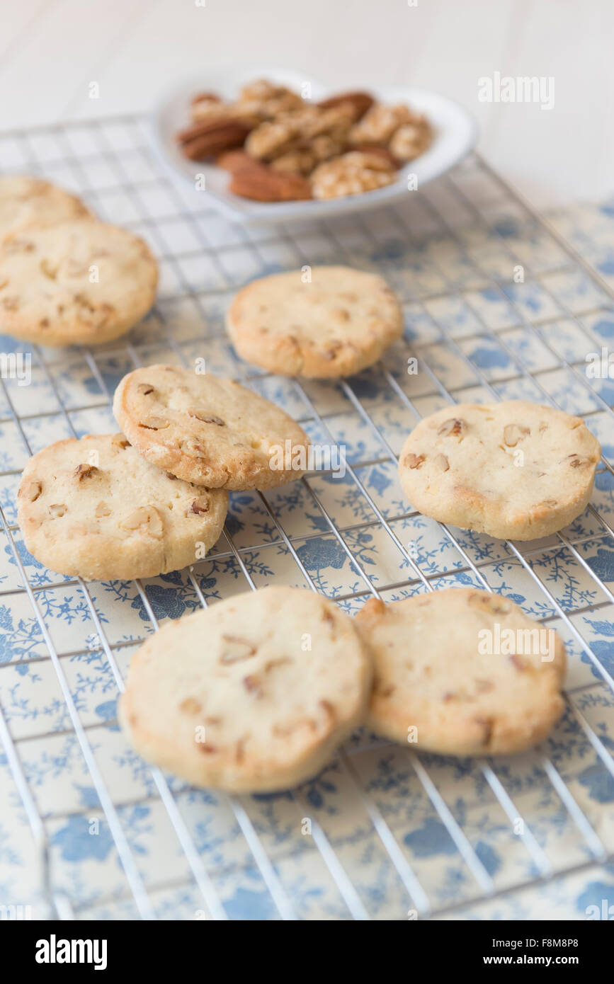 Ahorn, Walnuss und Pecan Cookies auf ein Backblech, Muttern in ein Herz geformt Schüssel. Stockfoto