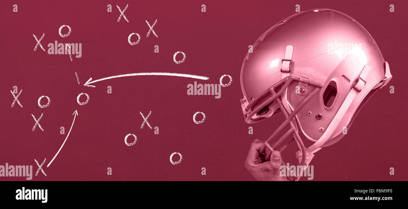 Zusammengesetztes Bild des american Footballspieler übergibt seinen Splitter-Helm Stockfoto