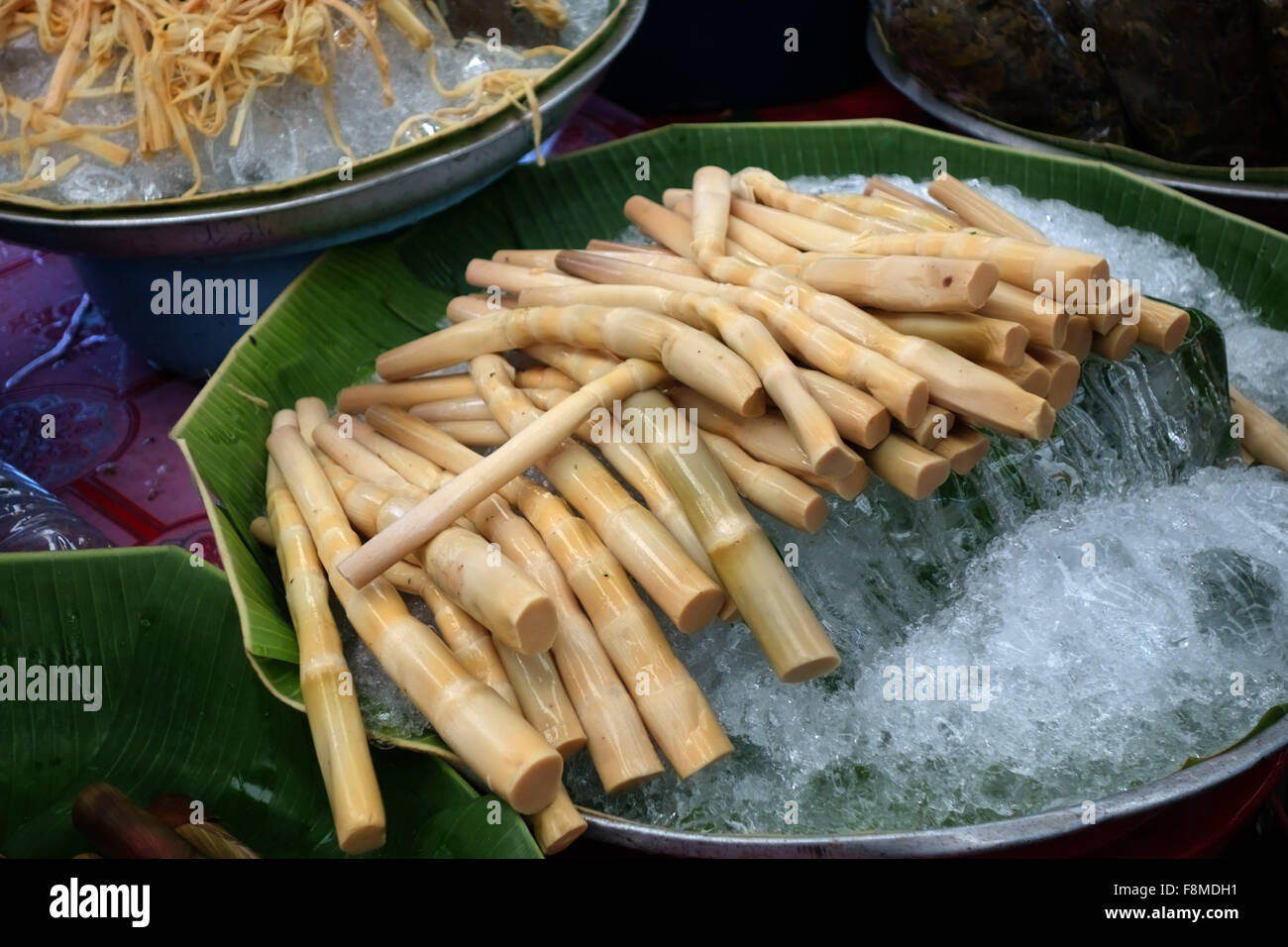 Bambus-Sprossen auf Eis vorbereitet für den Verkauf in einer Markthalle in Ther Zentrum von Bangkok, Thailand, Februar Stockfoto