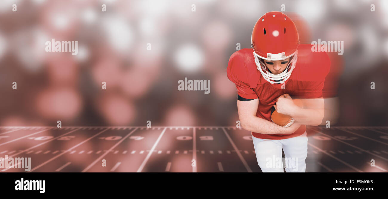 Zusammengesetztes Bild der amerikanischen Football-Spieler läuft mit dem ball Stockfoto
