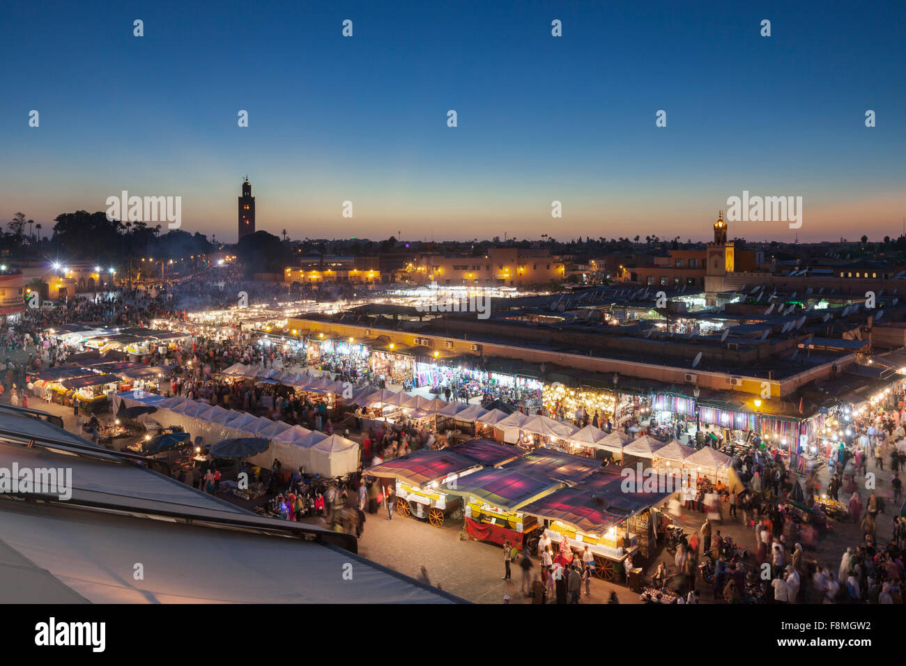 Djemaa el Fnaa Platz in der Abenddämmerung, Marrakesch, Marokko Stockfoto