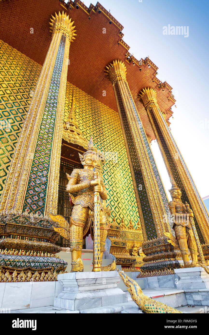 Thailand - Bangkok, Wat Phra Kaeo Tempel, Grand Palace, Kinaree-Statue vor der königlichen Panteon Stockfoto