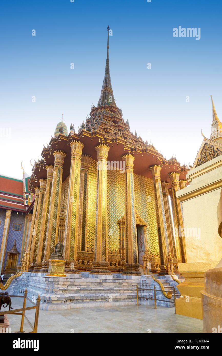 Thailand - Bangkok, Grand Royal Palace, Wat Phra Kaeo, goldene Chedi Stockfoto