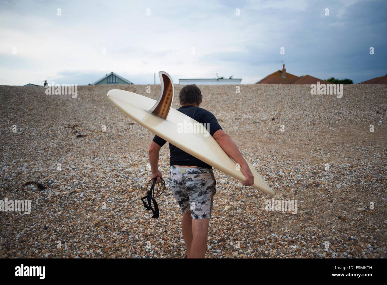 Surfer mit Surfbrett am Strand Stockfoto