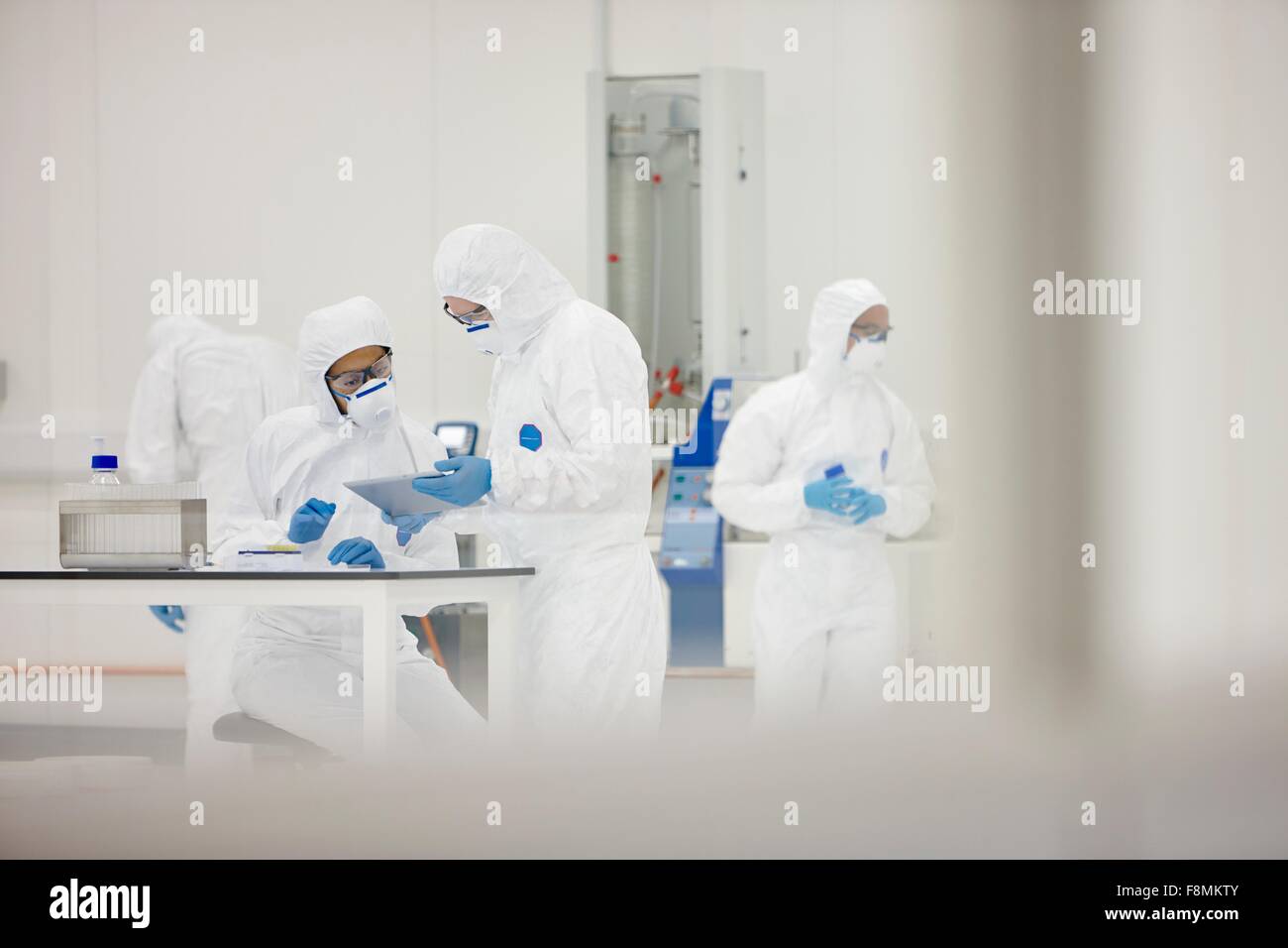 Wissenschaftler arbeiten im Labor Stockfoto