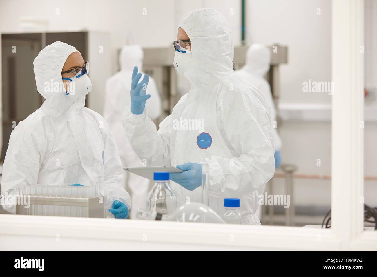 Wissenschaftler arbeiten im Labor Stockfoto