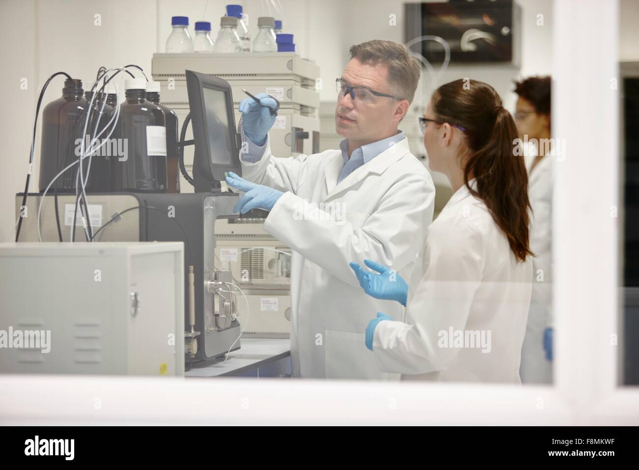 Wissenschaftler arbeiten im Labor Stockfoto