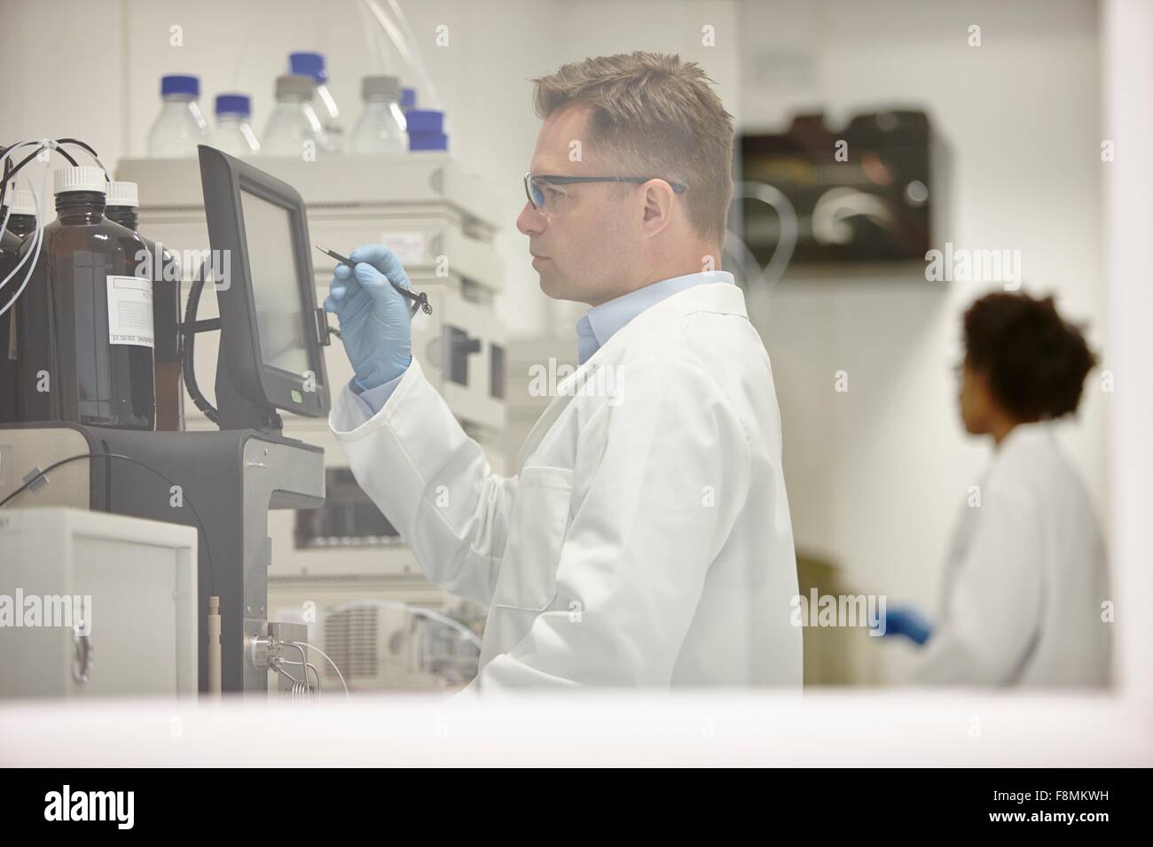 Wissenschaftler arbeiten im Labor Stockfoto