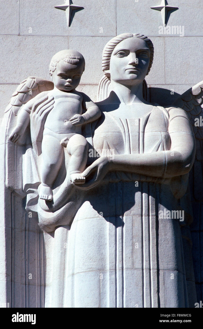 Modernistische Madonna und Jesus Christus oder Mutter & Kind bei der amerikanische Soldatenfriedhof von Memorial in Draguignan Var Provence Frankreich Stockfoto