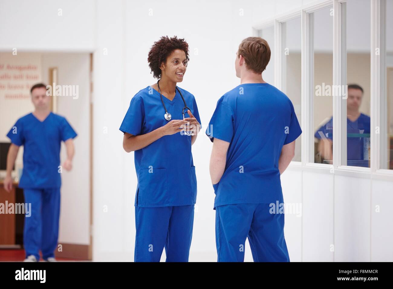 Ärzte mit Diskussion im Krankenhaus Stockfoto