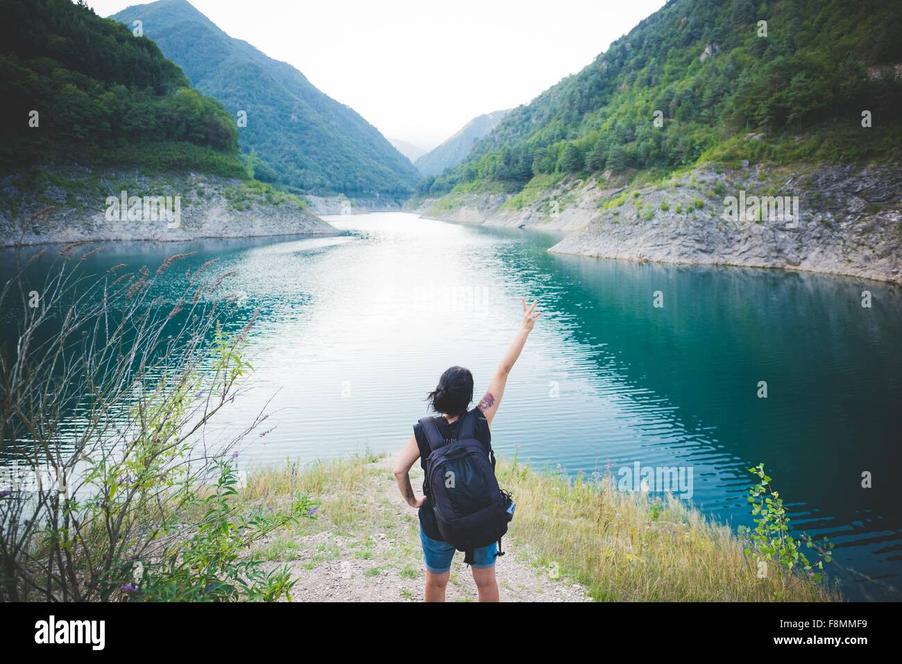 Touristen, die Erhöhung der Arm am Gardasee, Italien Stockfoto