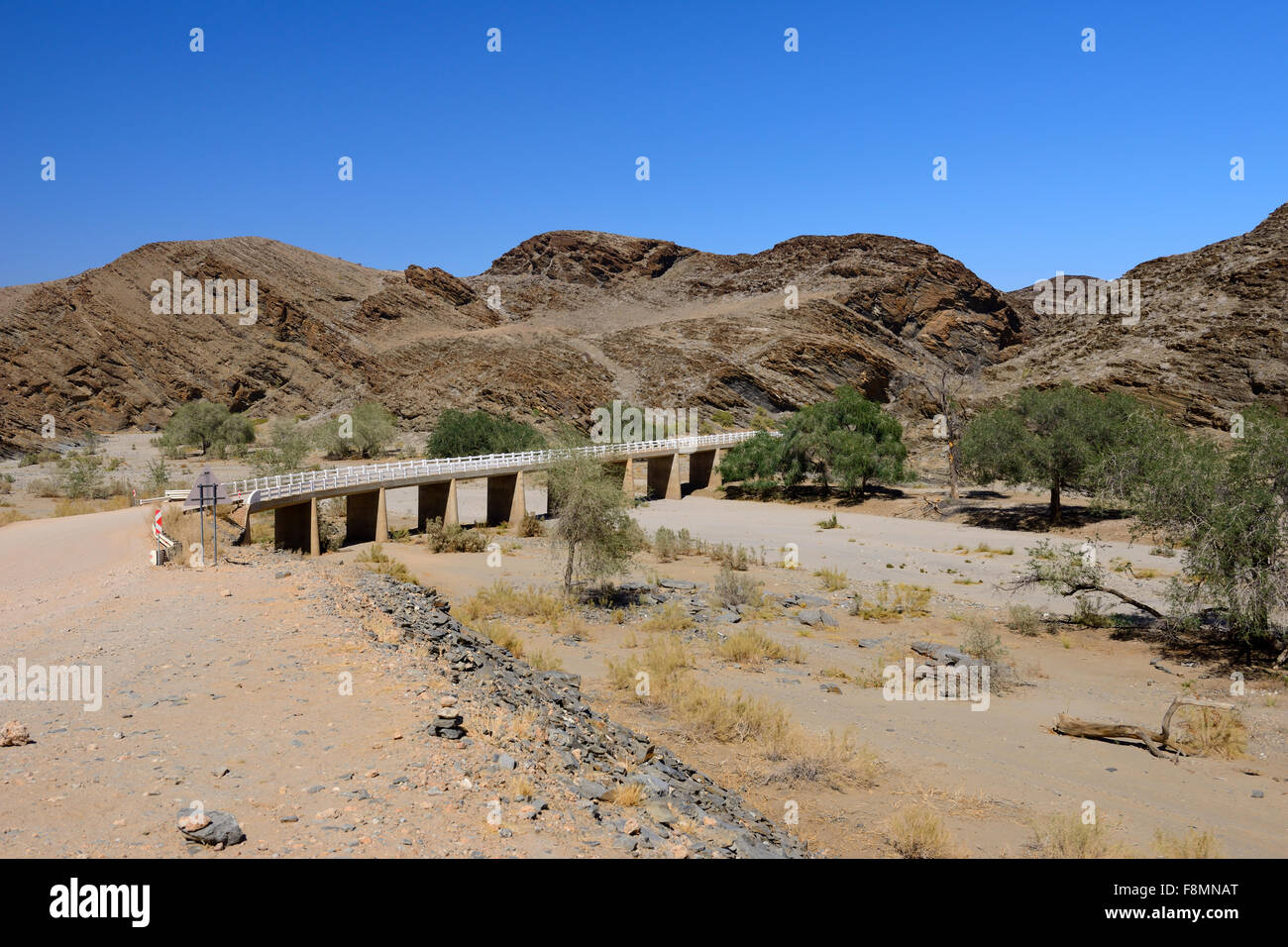 Kuiseb Pass Brücke über ausgetrocknetes Flussbett auf Route C14 nördlich von Solitaire, Namibia Stockfoto