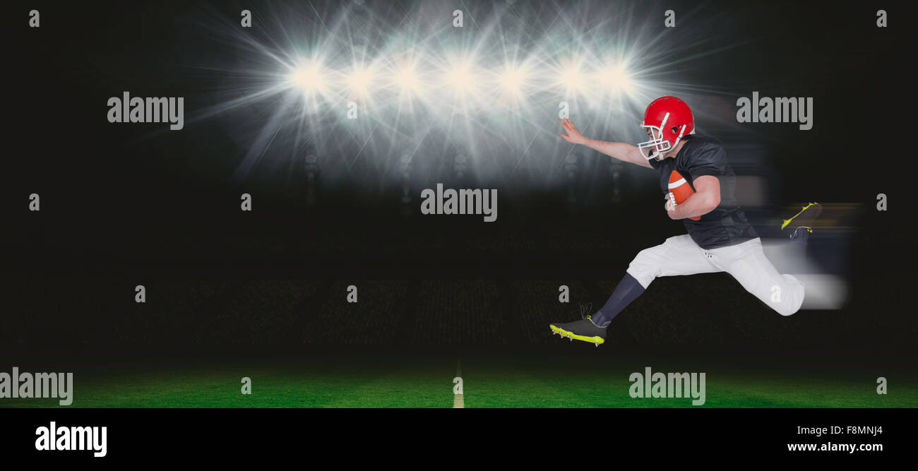 Zusammengesetztes Bild des american Footballspieler mit dem Ball springen Stockfoto