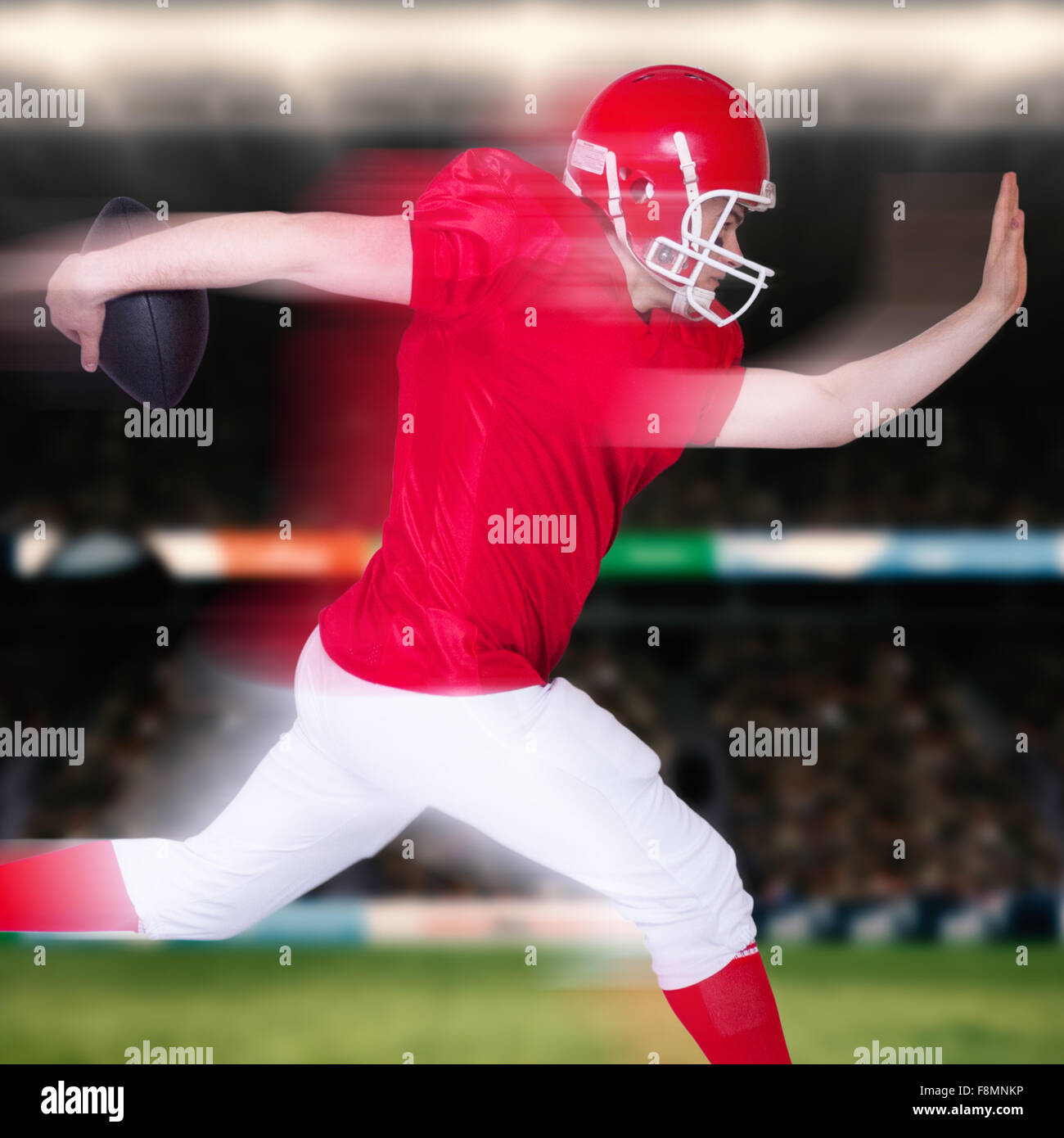 Zusammengesetztes Bild des american Footballspieler mit dem Ball springen Stockfoto