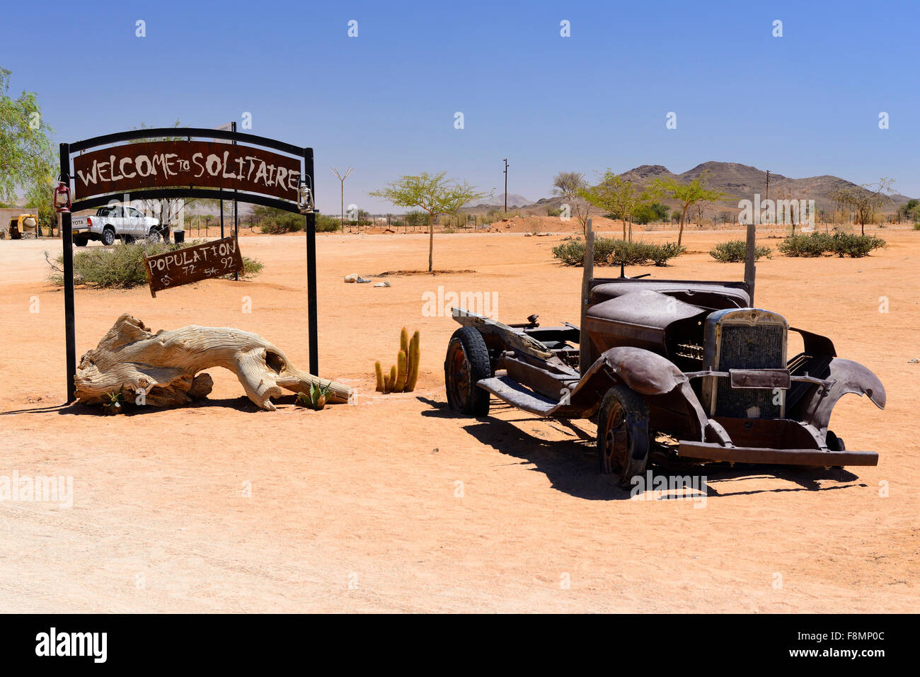 Fahrzeug am Eingang zur Stadt von Solitaire, Namibia Wüste aufgegeben Stockfoto