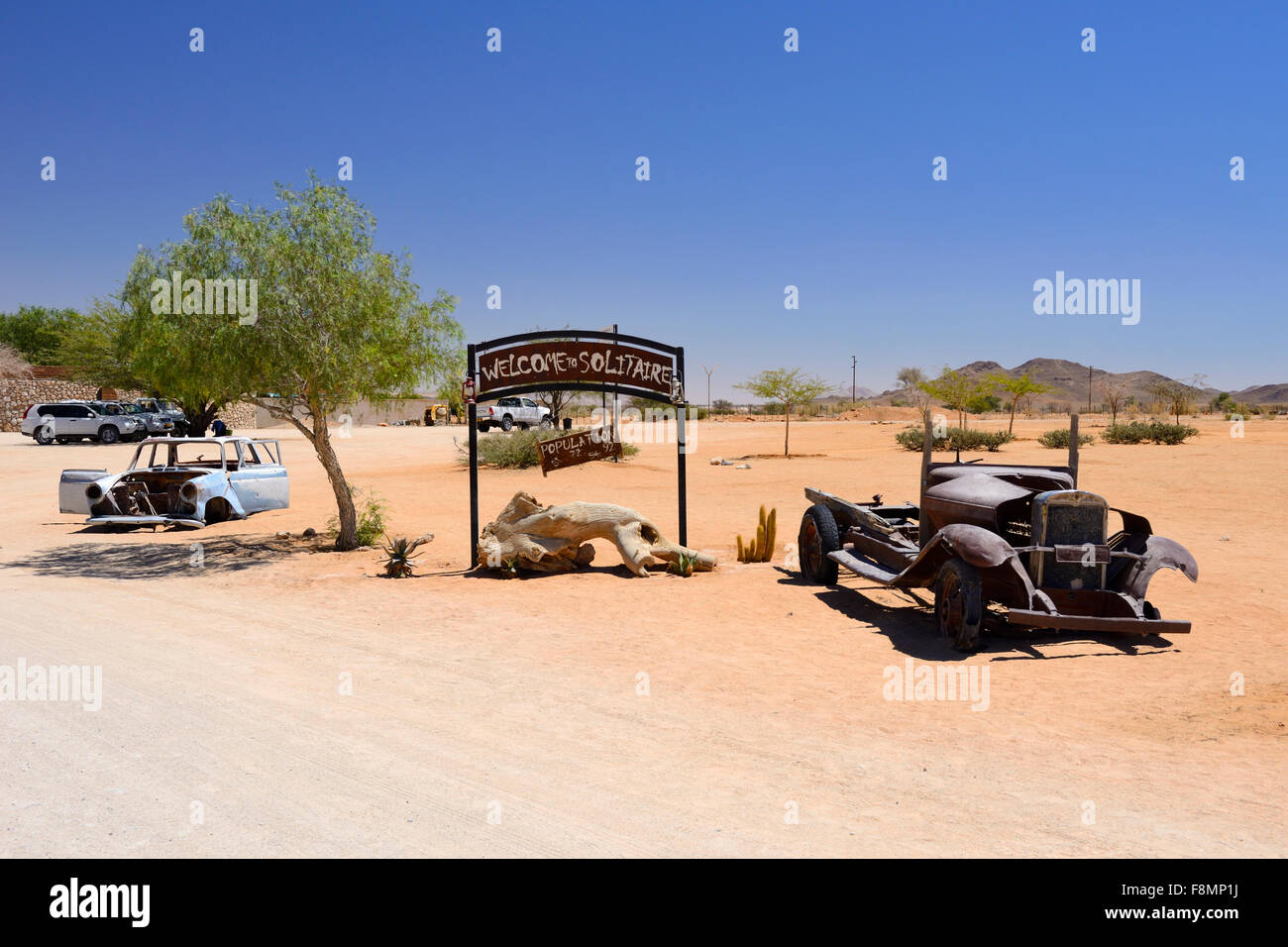 Fahrzeuge am Eingang zur Stadt von Solitaire, Namibia Wüste aufgegeben Stockfoto