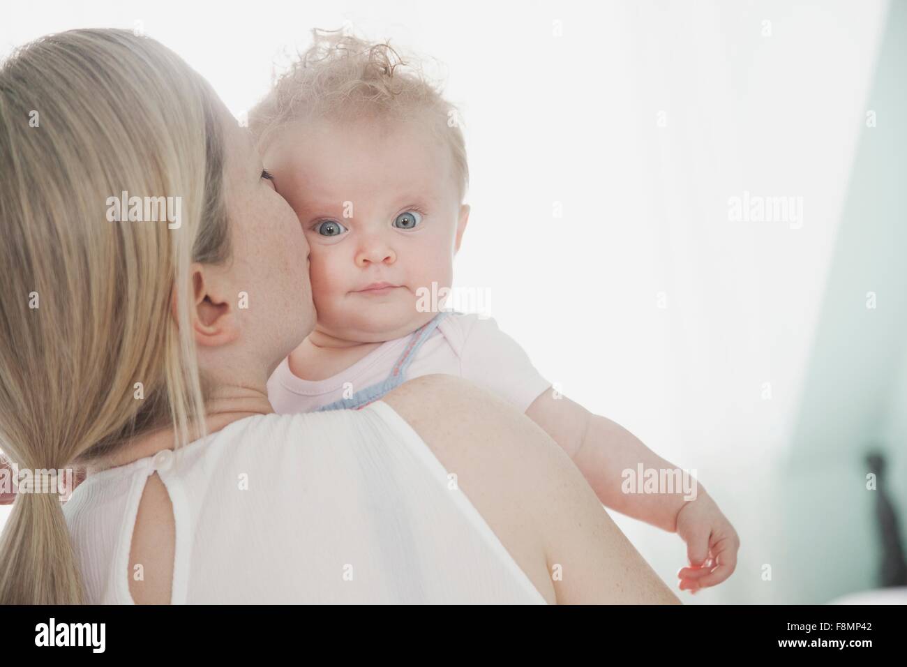 Mutter Tochter küssen Stockfoto