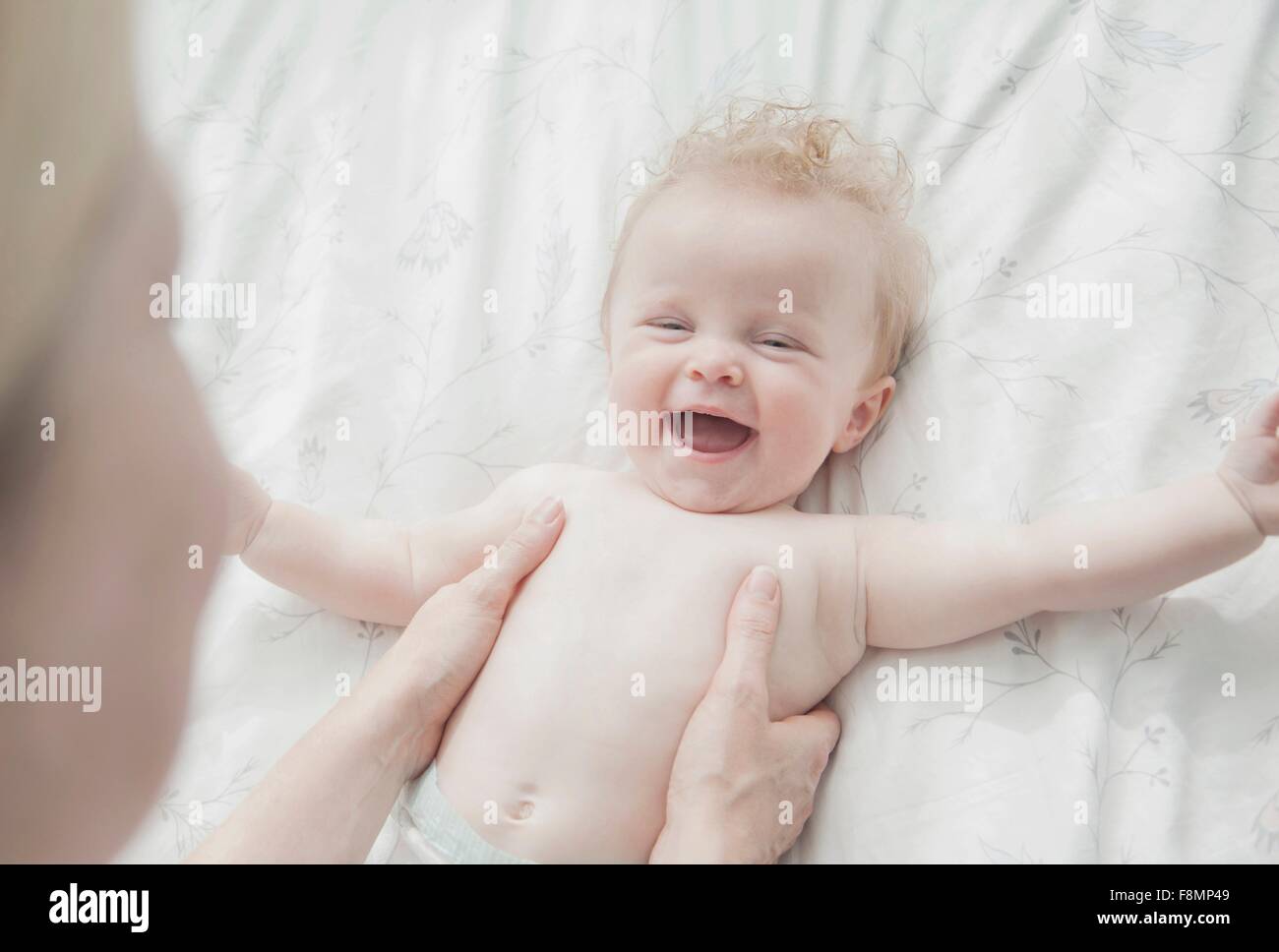 Mutter und Baby Tochter Angesicht zu Angesicht, lachen Stockfoto