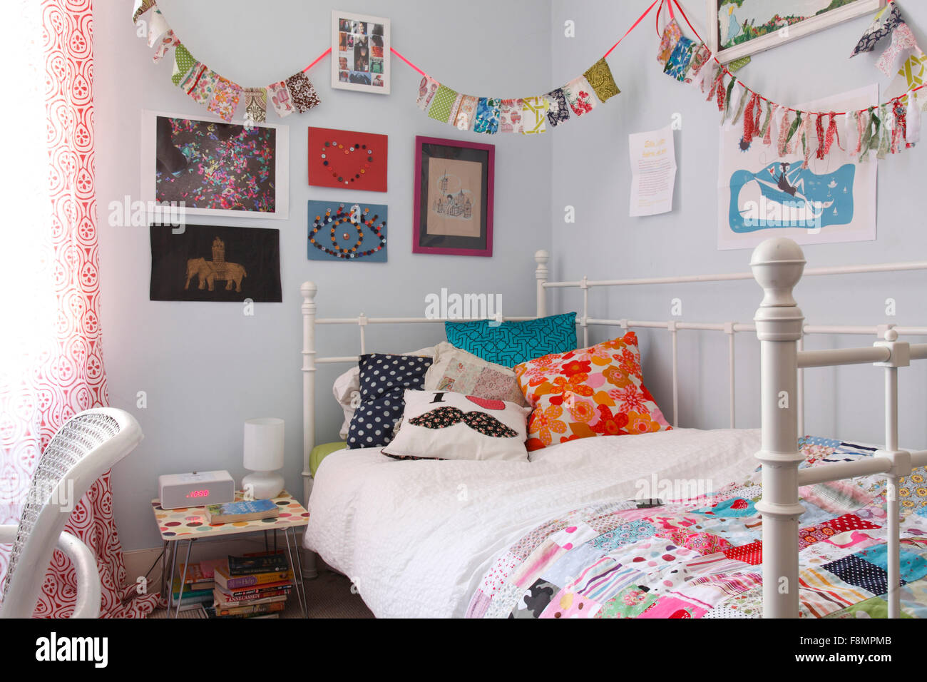 Kleines Mädchen Schlafzimmer mit Patchwork Quilt und bunting Stockfoto