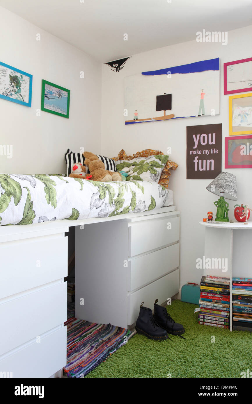 Jungen Schlafzimmer mit Bett erhöht auf 2 weiße Ikea Kommoden  Stockfotografie - Alamy