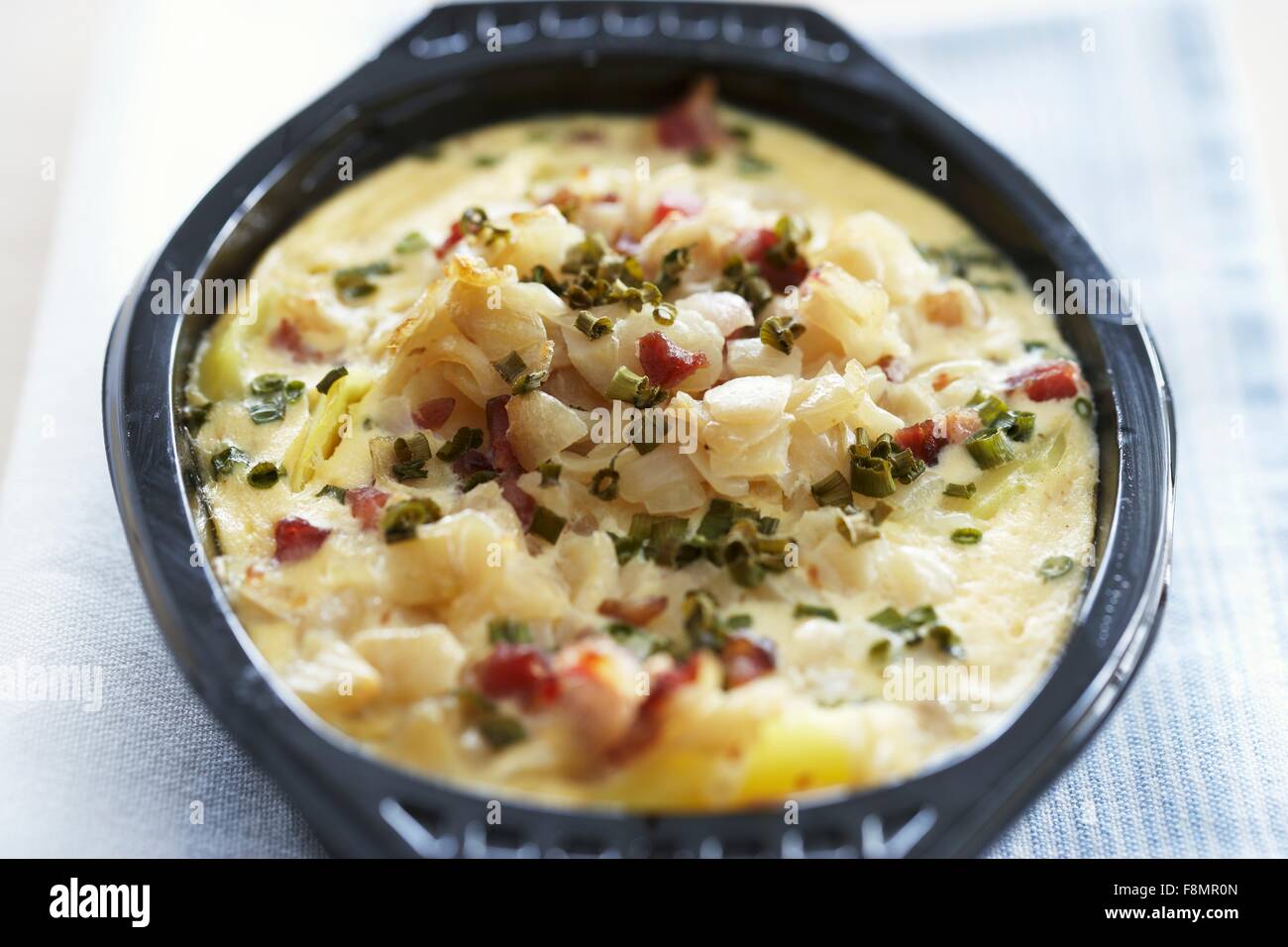 Sauerkraut-Backen mit Speck und Schnittlauch Stockfoto