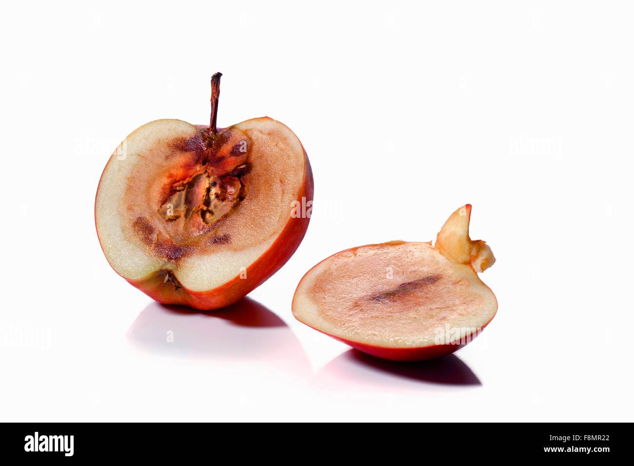 Einen verschimmelten Apfel, in Scheiben geschnitten Stockfoto