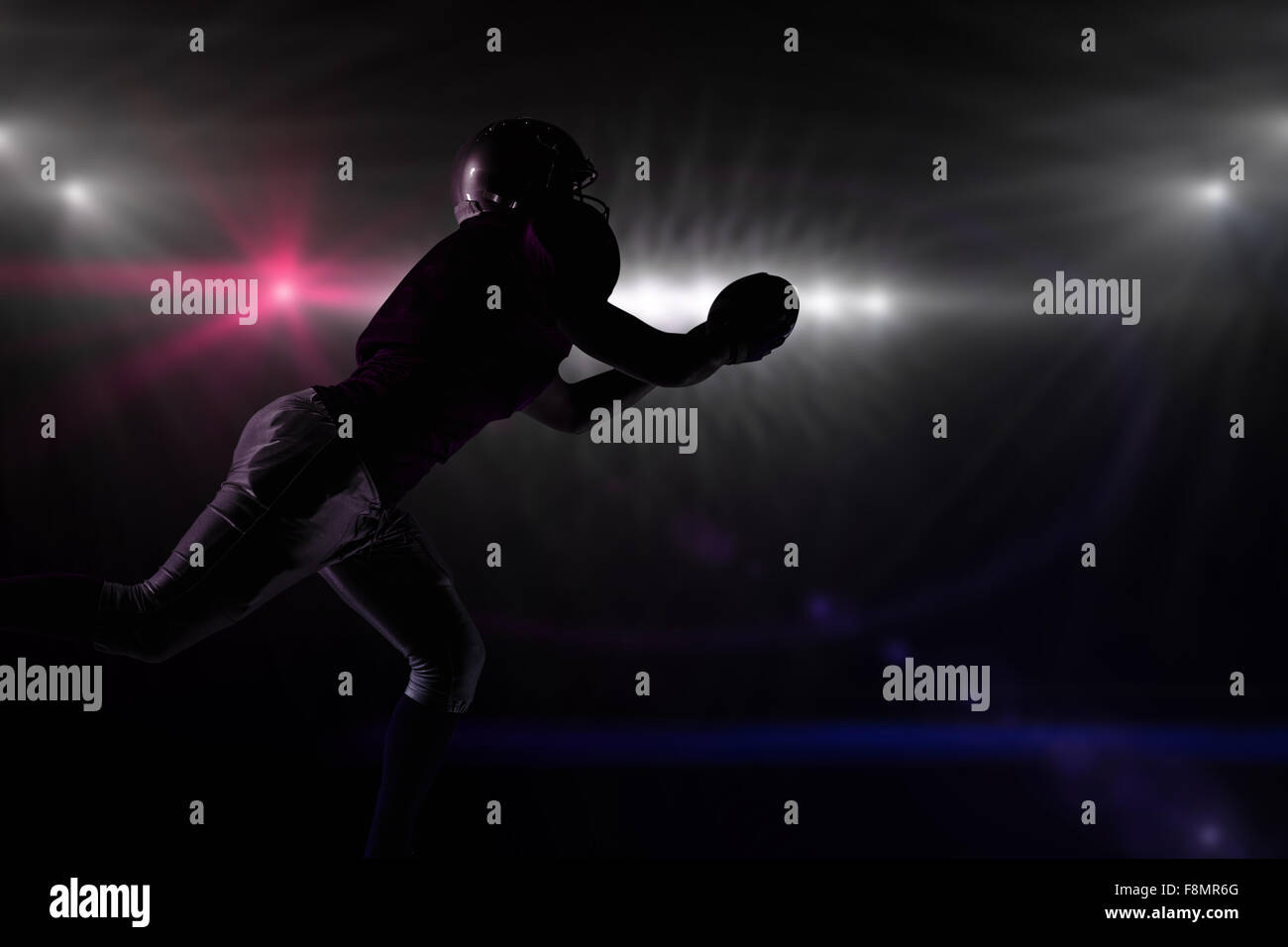 Zusammengesetztes Bild von Silhouette american Footballspieler Ball fängt Stockfoto