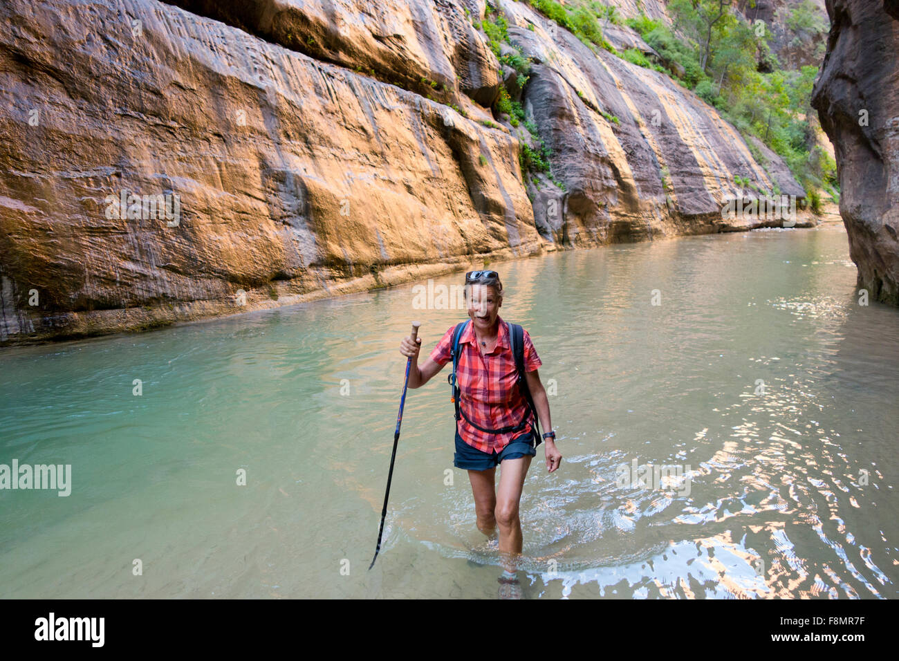 Frau im Norden Fork River, Zion Nationalpark wandern Stockfoto