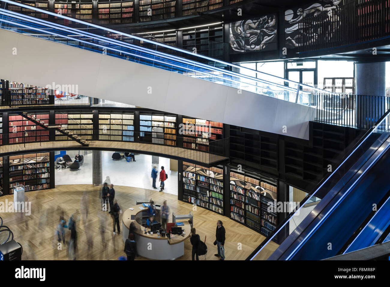 Birmingham-Bibliothek. Innenansicht der Stadtbibliothek. Gebogene Wände mit Bücherregalen und beleuchtete Fahrtreppen ausgekleidet. Zeitgenössische Architektur und Design. Stockfoto