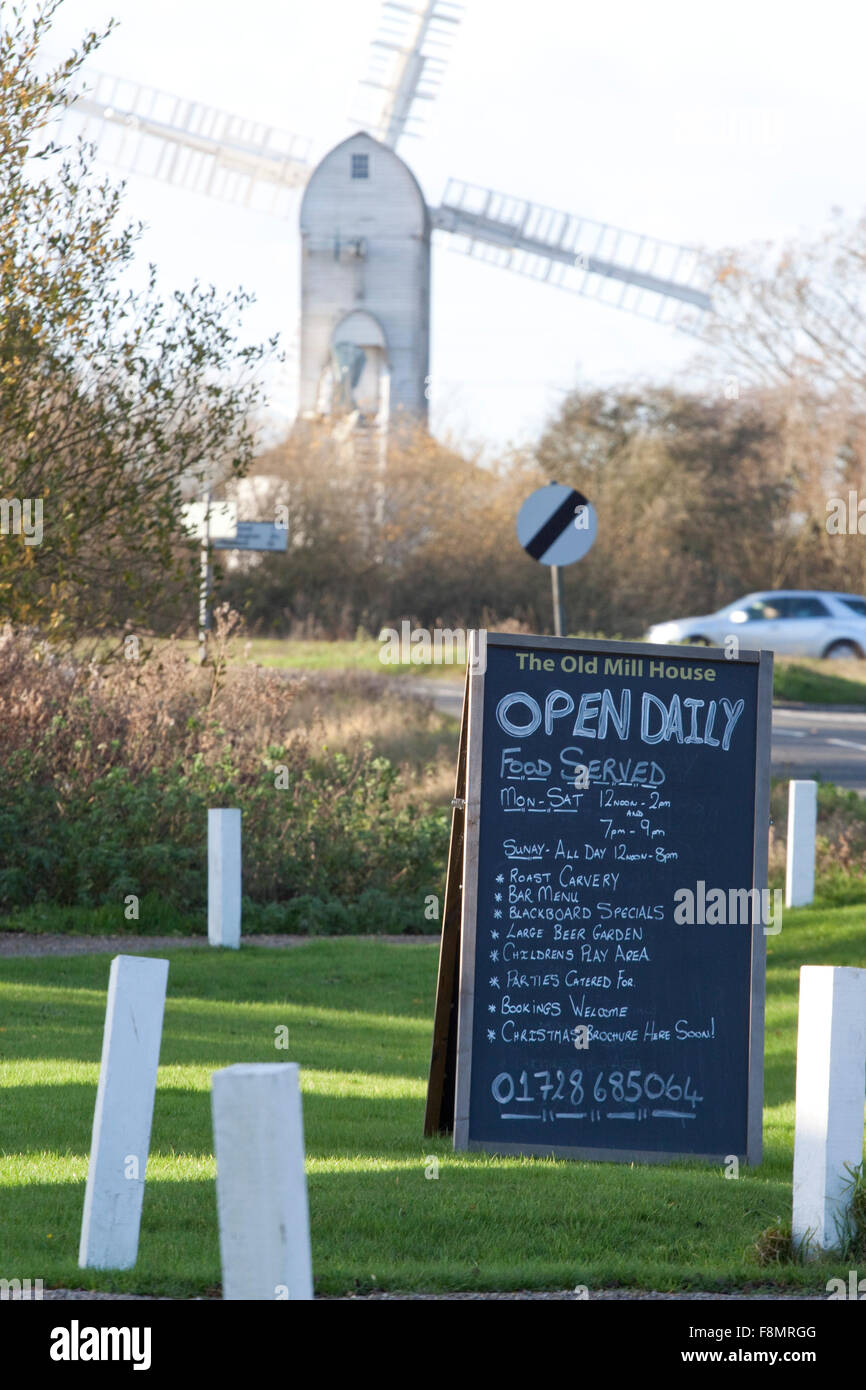 Eine A-Board vor einem Land Pub mit einer Windmühle im Hintergrund Stockfoto