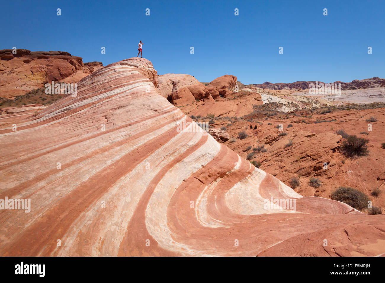 Mädchen, liegend in der Wüste Welle des Valley of Fire, Nevada Stockfoto