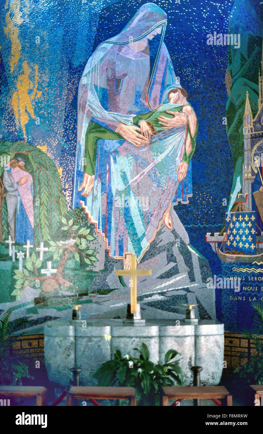 Madonna & Kind, Mutter & Kind oder Maria und Baby Jesus Christus Mosaik in der Gedächtniskapelle für das amerikanische Militär Welt zwei Soldatenfriedhof in Draguignan Var Provence Frankreich Stockfoto