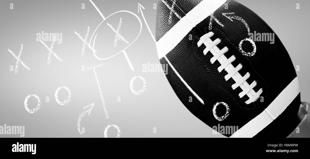 Zusammengesetztes Bild des american-Football-stehend auf Halter Stockfoto