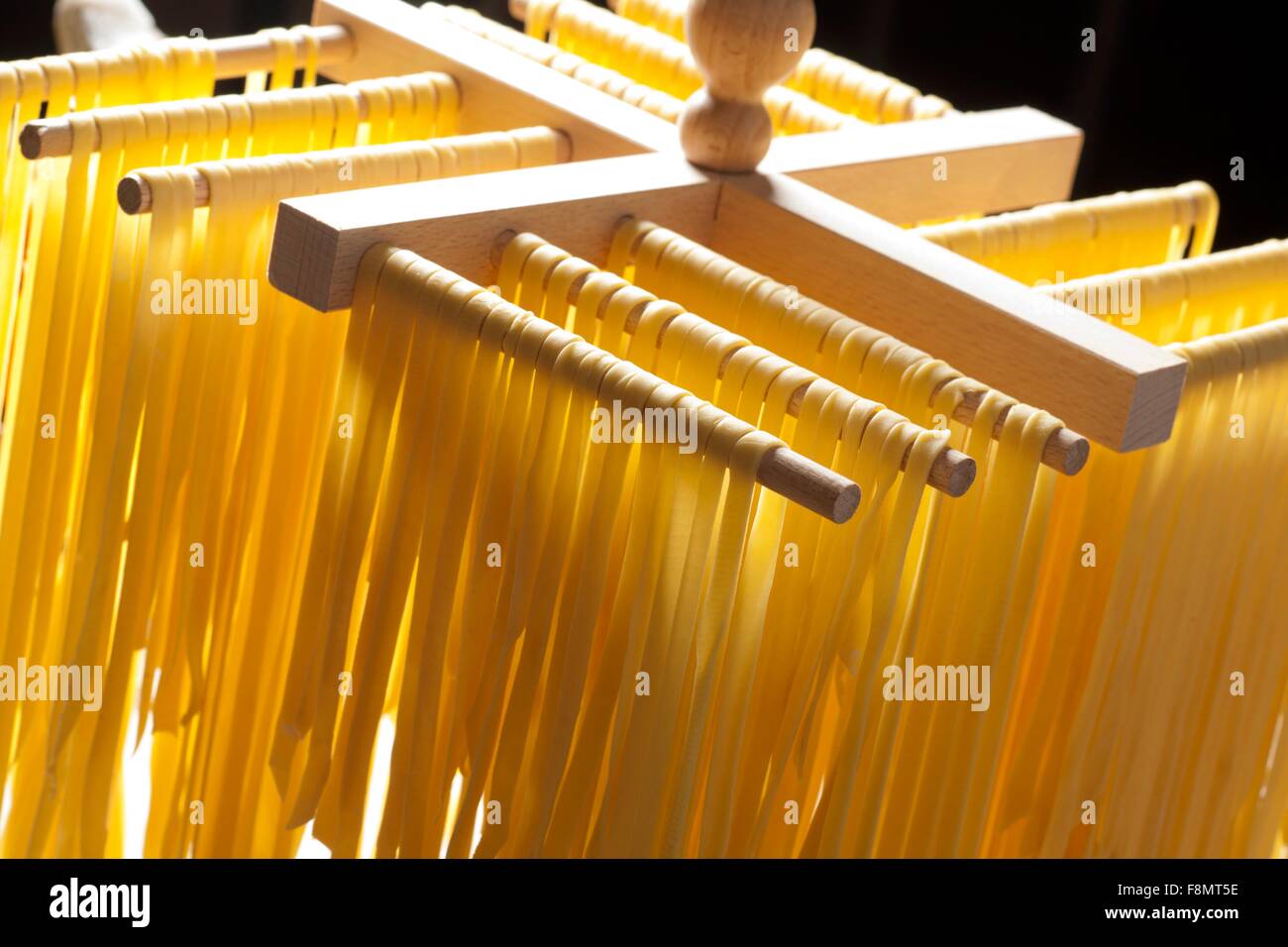 Hausgemachte Tagliatelle Nudeln vor dem Kochen trocknen Stockfoto