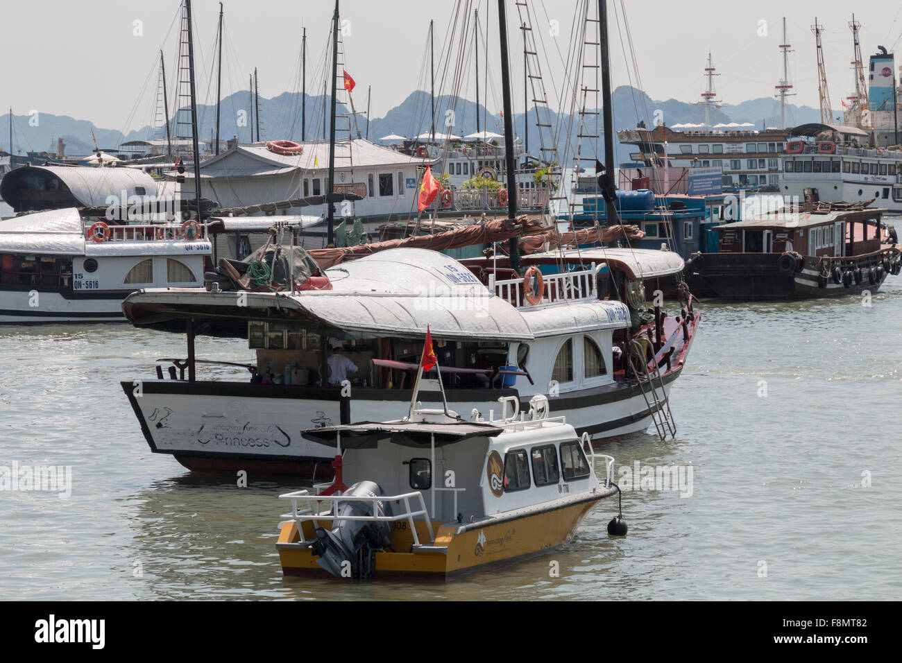 Hon Gai internationalen Hafen Port in Ha Long Bucht an der nordöstlichen Küste von Vietnam, Asien Stockfoto