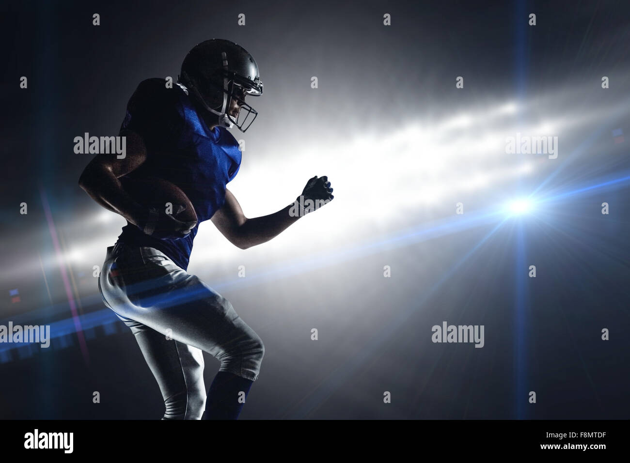 Zusammengesetztes Bild der amerikanischen Football-Spieler laufen Stockfoto