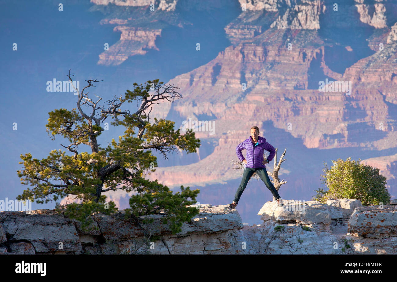 Frau, stehend auf der Grand Canyon southrim Stockfoto