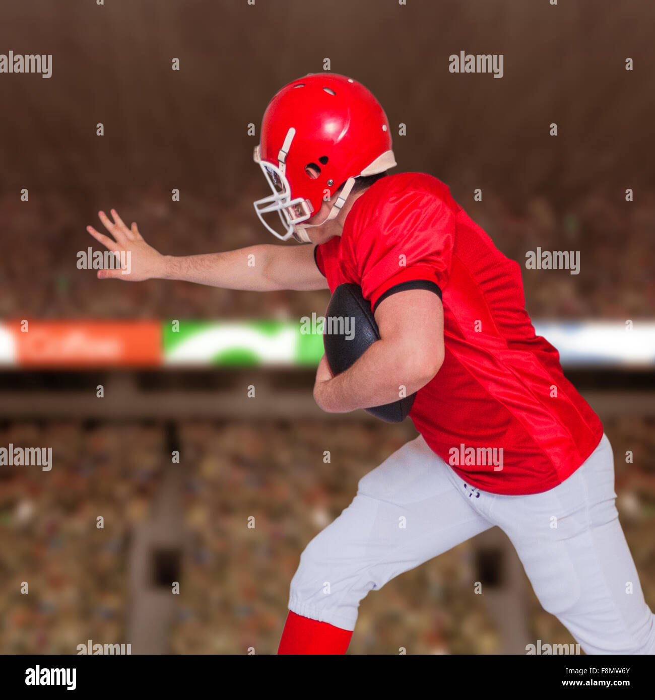Zusammengesetztes Bild der amerikanischen Football-Spieler läuft mit dem ball Stockfoto