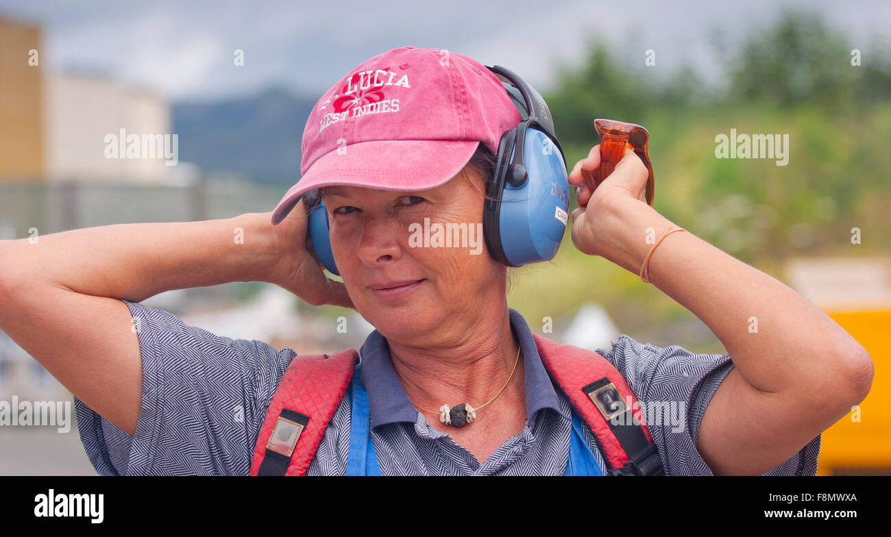 Frau mit Gehörschutz Stockfoto