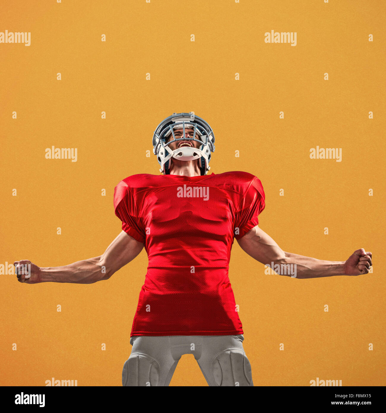 Zusammengesetztes Bild von aggressiven american Footballspieler in roten Trikots zu schreien Stockfoto