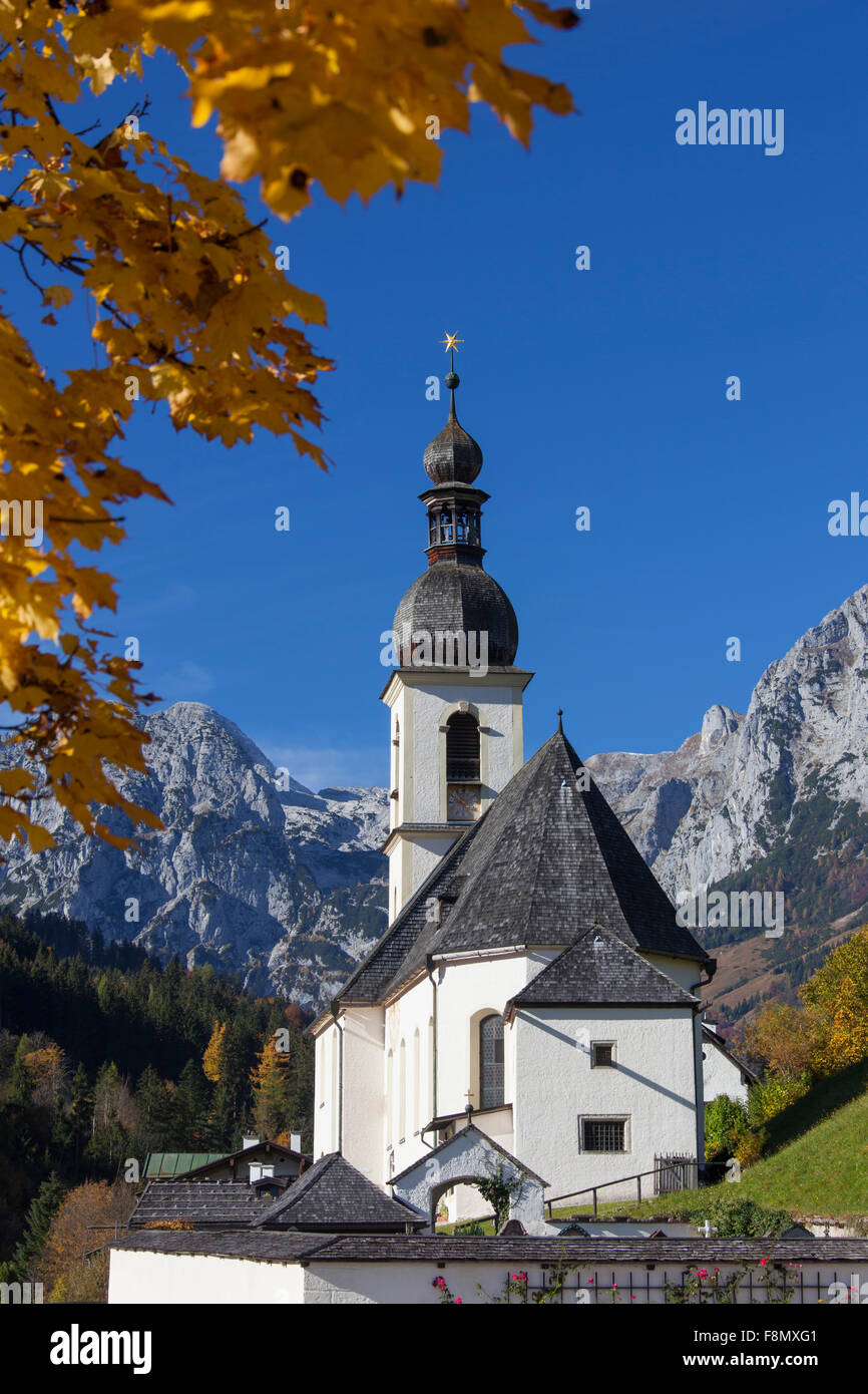 Kirche St. Sebastian, mit der Reiter Alpe im Hintergrund im Herbst in Ramsau, Berchtesgaden, Bayern, Deutschland Stockfoto