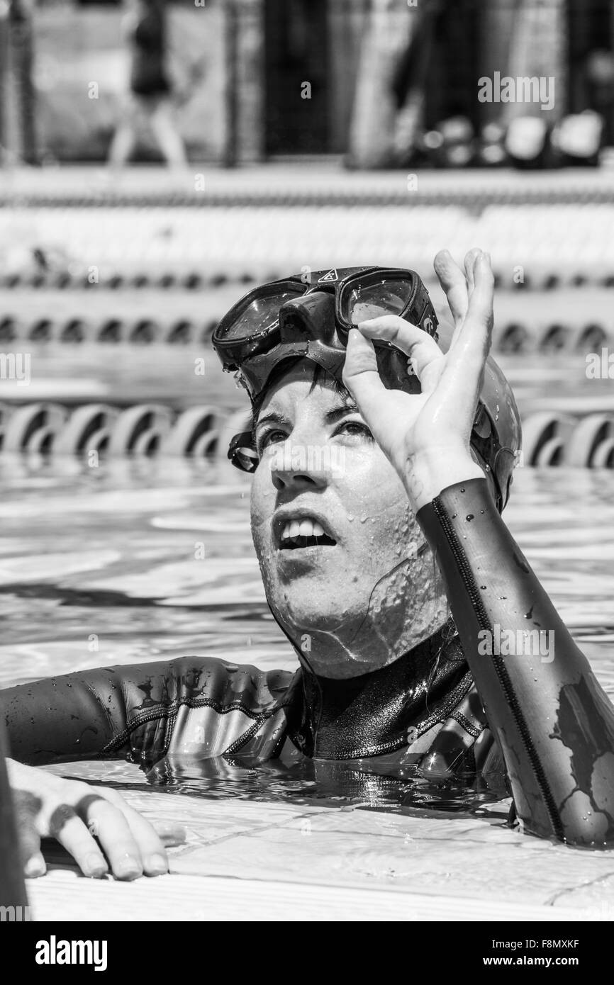 MONTREAL, CIRCA Juni 2014 - zwei heiße Frühlingstage Freediving Wettbewerb bei Jean-Drapeau 50m Olympia Außenpool. Athlet Fini Stockfoto