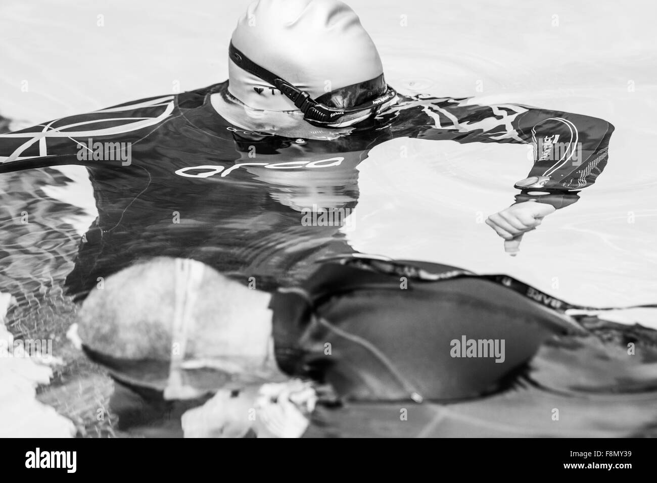 MONTREAL, CIRCA Juni 2014 - zwei heiße Frühlingstage Freediving Wettbewerb bei Jean-Drapeau 50m Olympia Außenpool. Freediver tun Stockfoto