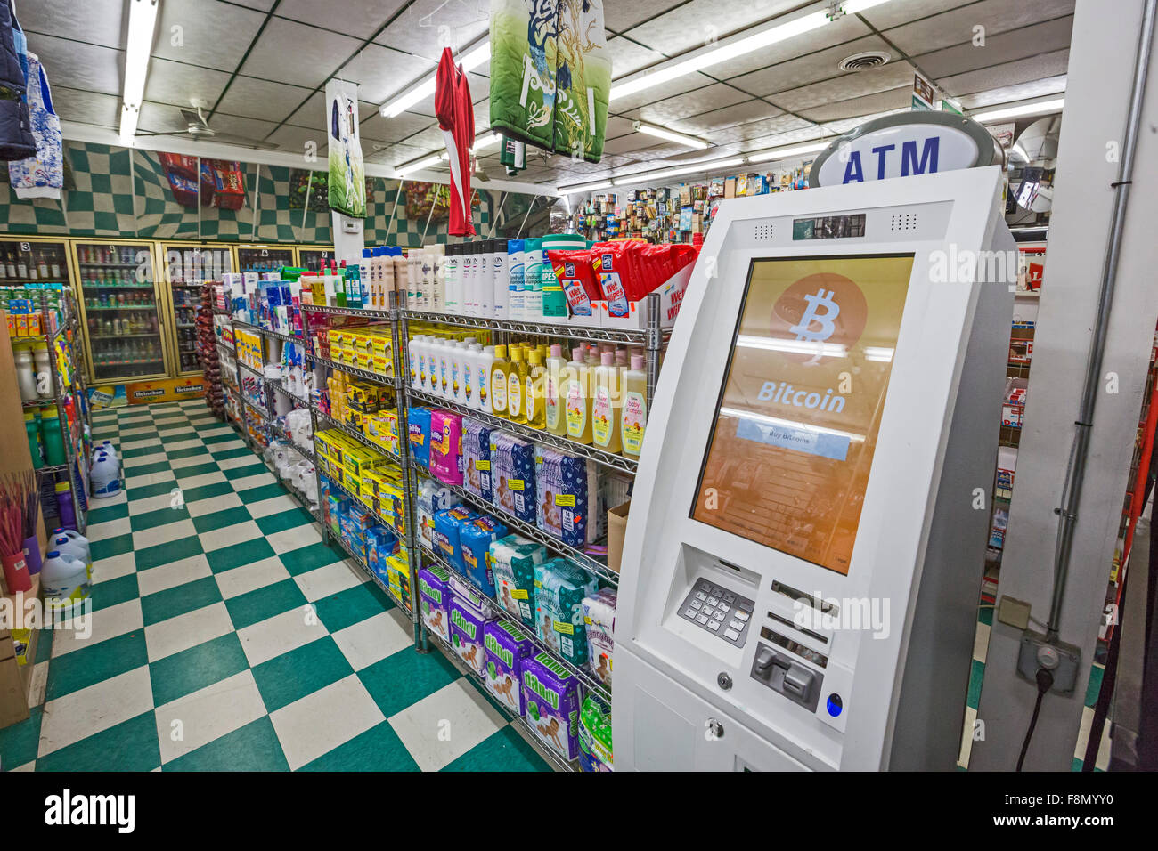 Detroit, Michigan - A Bitcoin ATM neben Windeln und Shampoo auf Timmys Markt, eine Ecke Convenience-Store. Stockfoto