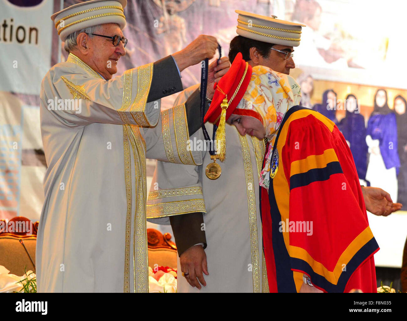 Pakistan. 10. Dezember 2015. Gouverneur von Balochistan Sardar Muhammad Khan Achakzai Vergabe Medaille an erfolgreiche studentische 11. Nominierungswahlen University of Engineering and Technology, statt in Quetta am Donnerstag, 10. Dezember 2015. Bildnachweis: Asianet-Pakistan/Alamy Live-Nachrichten Stockfoto